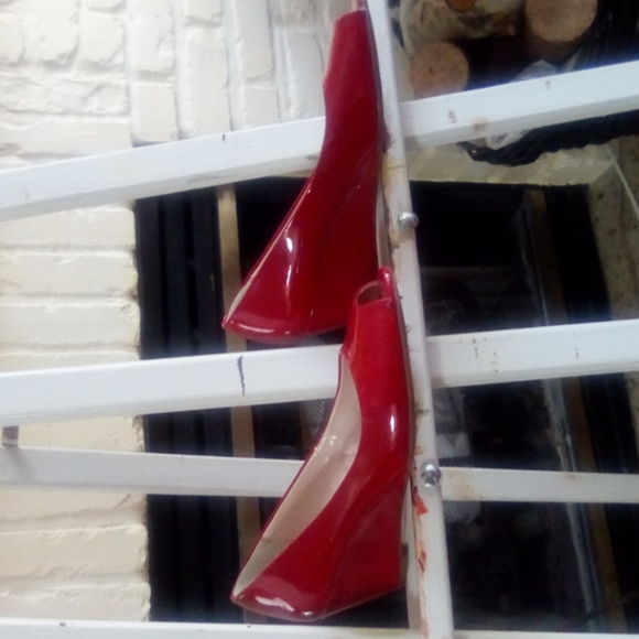 Red patent leather shoes, wedge style, 1 1/2 inch heels - Picture 2 of 3